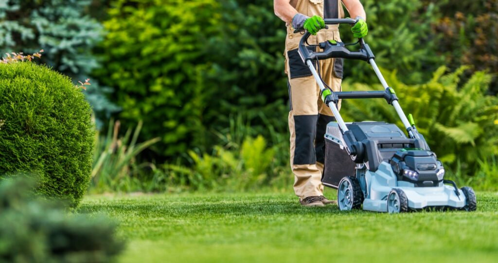 Mäharbeiten: Regelmäßiger Schnitt von Rasenflächen für ein gepflegtes Erscheinungsbild und die Gesundheit des Rasens.